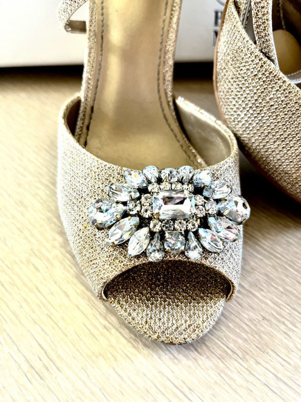 𝅺BADGLEY MISCHKA OKRA GOLD STILETTO PEEP TOE SANDALS WITH RHINESTONE BROOCH - Picture 3 of 10